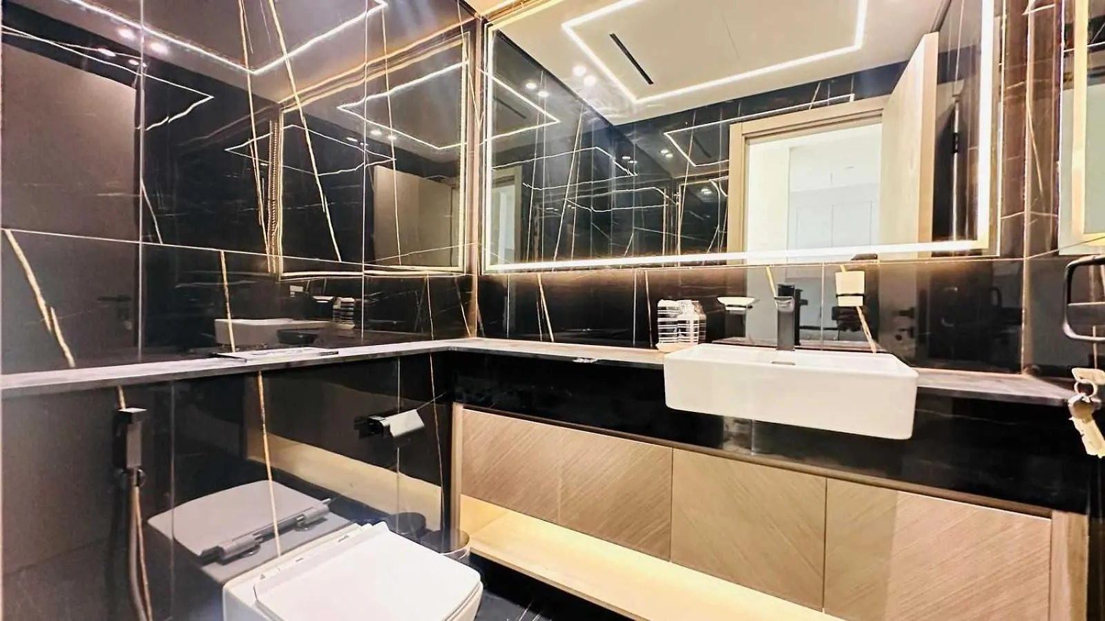 Oyo Home 1387 Premium 1Bedroom Apartment Dubai